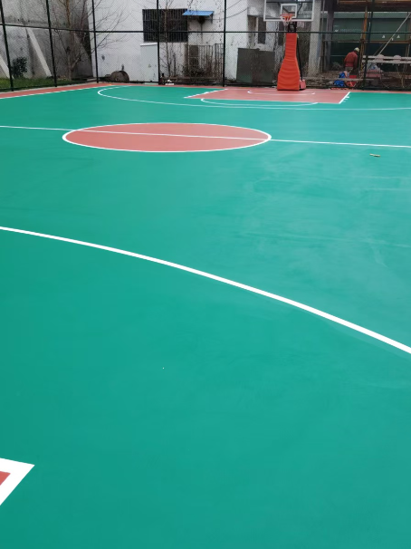 沙湖原种场 球场长期使用易出现地面开裂